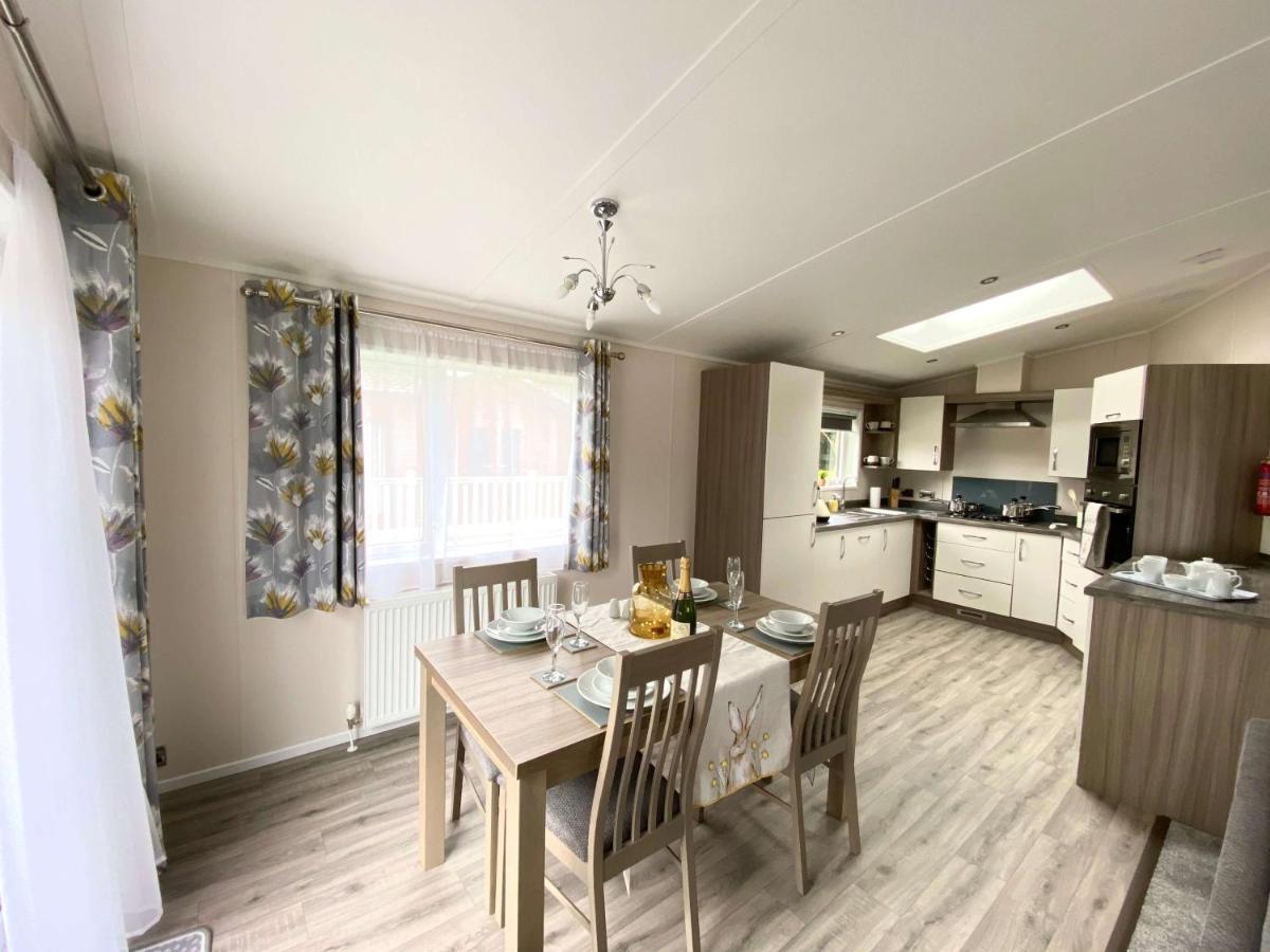 The Yorkshire Burrow Lodge With Hot Tub エクステリア 写真