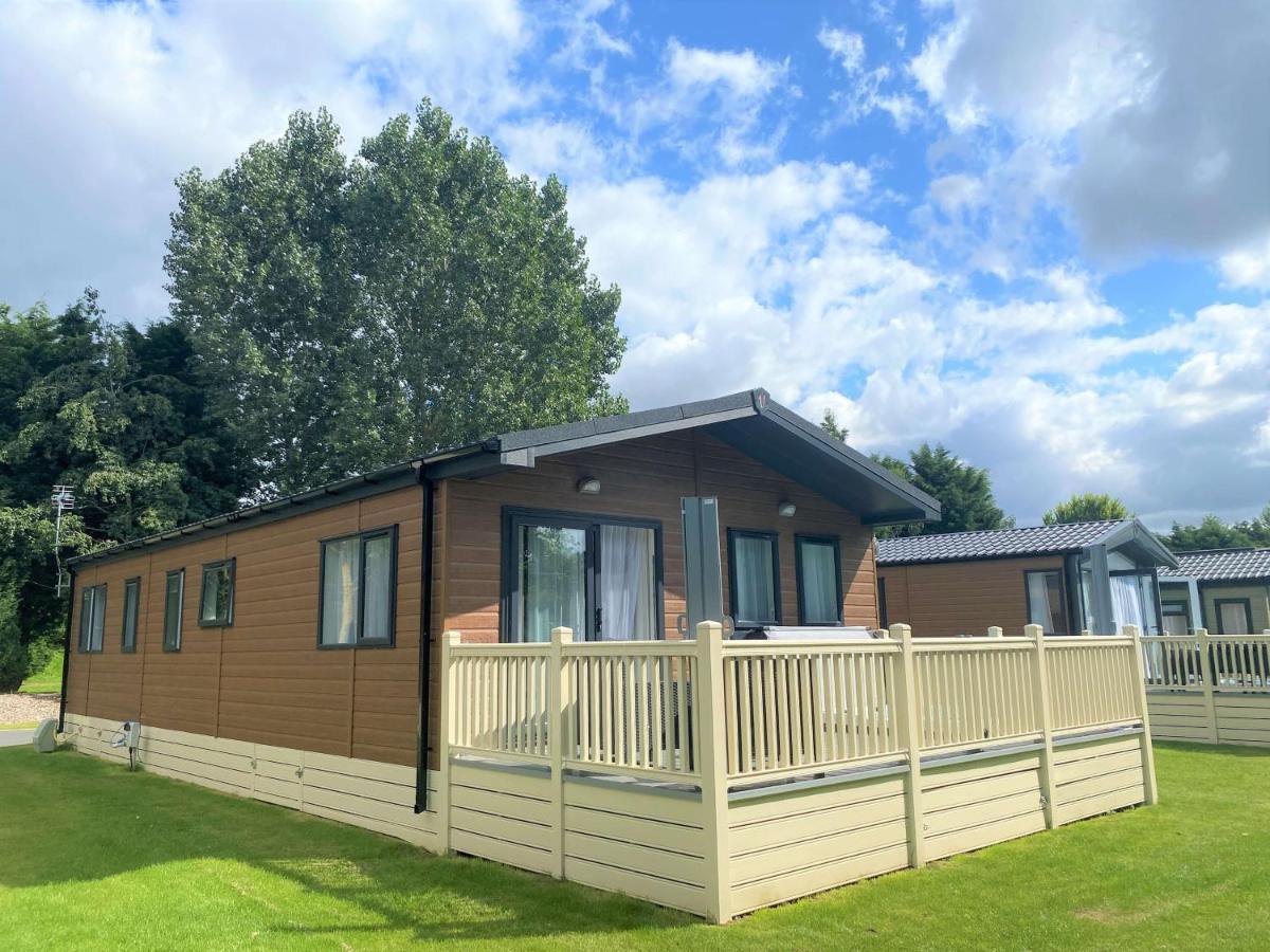 The Yorkshire Burrow Lodge With Hot Tub エクステリア 写真